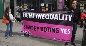 Activistas por el sí en el centro de Dublín-Combate la desigualdad. Empieza por votar sí