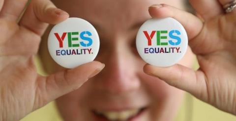 Angela McGlanaghey exhibe botones en apoyo a los matrimonios de parejas del mismo sexo