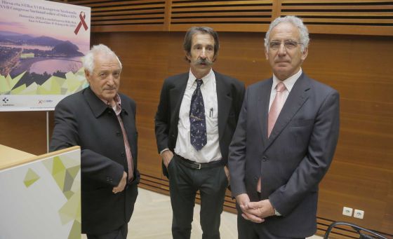 Desde la izquierda, el sexólogo Félix López, el epidemiólogo Jesús María García Calleja y el presidente del Congreso Nacional sobre el sida, Daniel Zulaika