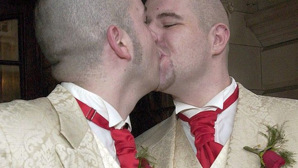 Imagen de archivo de una pareja del mismo sexo besándose tras haber contraído matrimonio