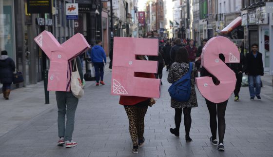 Jóvenes activistas por el sí en la calle Grafton, en el centro de Dublín