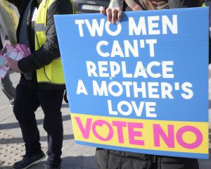 Un cartel por el no-Dos hombres no pueden remplazar el amor de una madre
