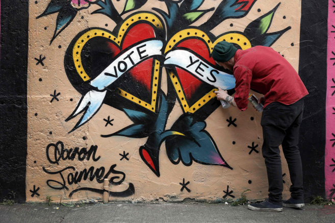 Un grafitero realizando una imagen de campaña a favor del 'sí' en el centro de Dublín. REUTERS