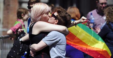 Una pareja de lesbianas celebra el triunfo del Si en el referéndum sobre el matrimonio homosexual celebrado este sábado en Irlanda