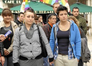 A Baiona le 17-11-2012.Rassemblement d'environ 60 personnes devant la mairie pour un "Kissing" (s'embrasser-se donner un baiser) ˆ l'appel des "Bascos" pour appeller les deputes a voter la loi pour le droit au mariage pour les homosexuels,gays,lesbiennes.
