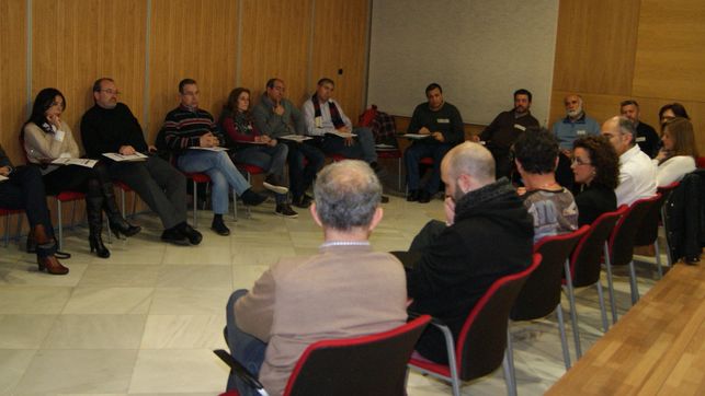 Alumnos del curso sobre nuevas masculinidades trabajan en una sesión en Córdoba.