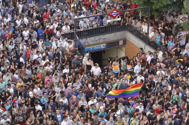 Asistentes a las fiestas del Orgullo Gay de 2014 en la plaza de Chueca