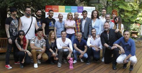 Cayetana Guillén Cuervo y la diputada socialista en la Asamblea de Madrid Carla Antonelli junto a los organizadores de las fiestas del Orgullo Gay-MADO15