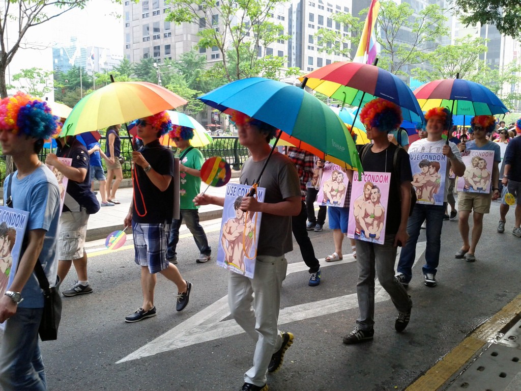 El Desfile del Orgullo Gay de Seúl comenzó a celebrarse el año 2000 con una asistencia aproximada de medio centenar de personas, y en su edición de 2014 llegó a congregar a unos 20.000 asistentes, según sus organizadores. Foto Internet. 