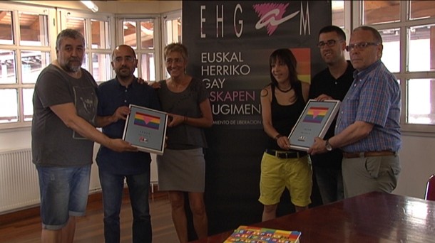 El colectivo EHGAM, entregando los premios Triángulo de Oro