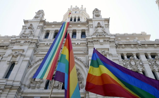 La bandera arcoiris desplegada en la fachada del Palacio de Cibeles.