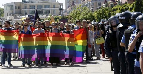 Manifestantes en la llamada Marcha de la Igualdad, organizada por la comunidad LGTB en Kiev, Ucrania