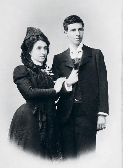 Marcela y Elisa (vestida de hombre), en la foto de su boda