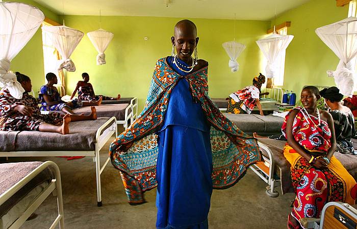 AWA06 ARUSHA (TANZANIA) 07/02/06. Mujer masai embarazada camina por la maternidad del Hospital Arumeru, cerca de Arusha, Tanzania, el pasado 30 de enero. Cincuenta estadounidenses participaron en la tercera Marcha contra el SIDA en Africa en la que se recaudaron 620.000 dólares (cerca de 518,300 euros) que se destinarán a los proyectos de la Fundación Elizabeth Glaser contra el SIDA, que ayuda a las clínicas y escuelas de las comunidades rurales. Aproximadamente el ocho por ciento de la población tanzana es seropositiva, y esta fundación ha construído 152 centros para prevenir la transmisión de madre a hijo con numeros programas de cuidados y tratamientos. Según el último informe del Programa de la ONU para el Sida (UNAIDS), el Africa subsahariana continúa siendo la zona más afectada por esta enfermedad. EFE/Jon Hrusa