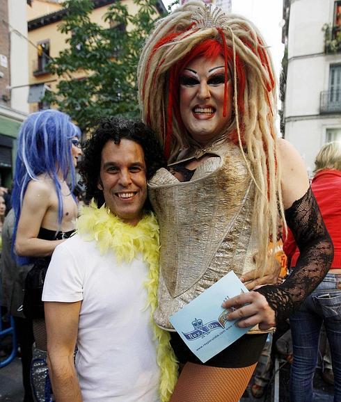 Pedro Zerolo, junto a una drag queen en una marcha del Orgullo Gay