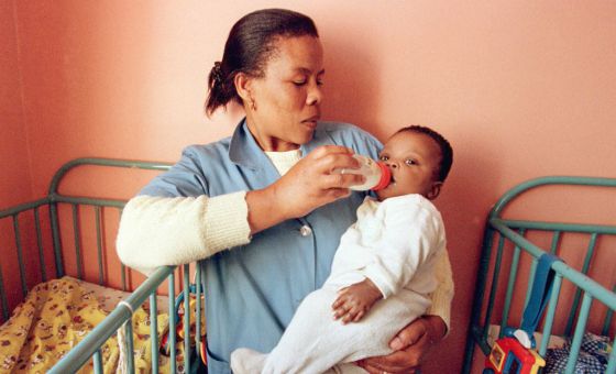 Una enfermera del Ejército de Salvación en Johanesburgo sostiene a un niño infectado por VIH, en una foto de archivo.