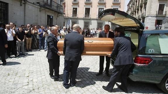 Varias personas trasladan el ataúd con los restos mortales de Pedro Zerolo