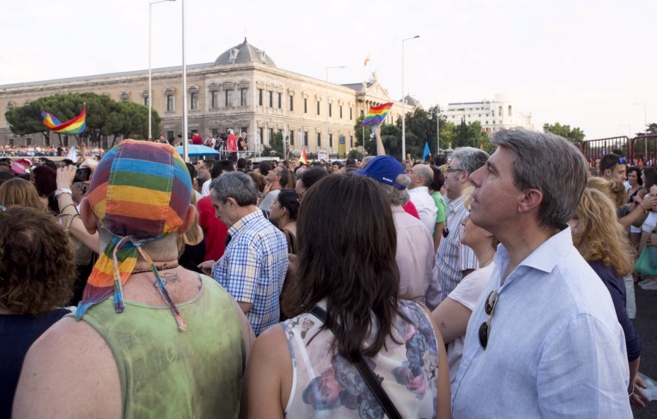 A la derecha, Ángel Garrido, número dos de la Comunidad de Madrid, asiste a la fiesta del Orgullo entre la muchedumbre