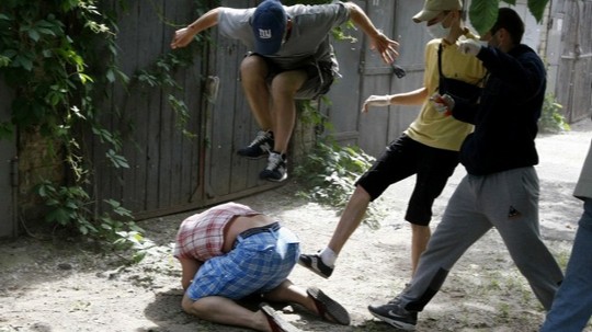 Ataque contra un líder gay en Ucrania en 2012 (Reuters)