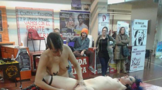 Las dos activistas en pleno espectáculo sexual en la Universidad de Buenos Aires