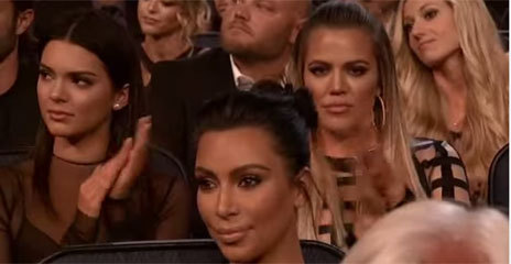 Las hermanas Jenner, con Kim Kardashian delante, en la ceremonia.