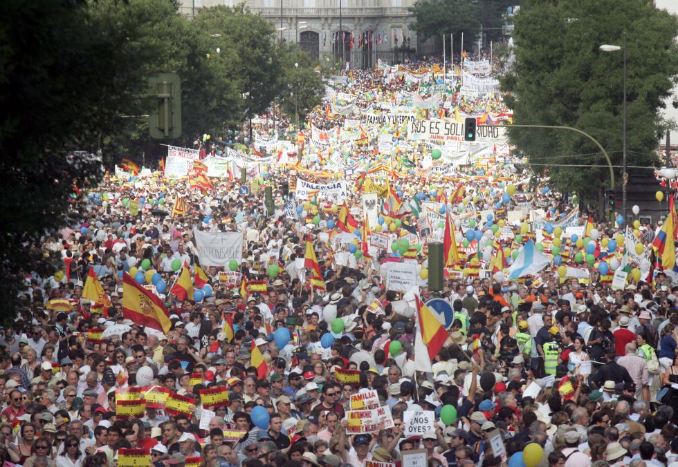 Manifestación contra la legalización de matrimonio homosexual convocada por el Foro de la Familia el 18 de junio de 2005