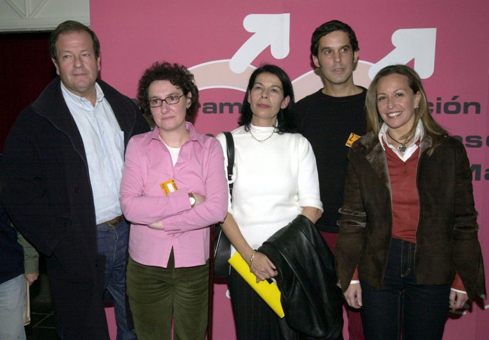 Mendiluce (d), Beatriz Gimeno, Inés Sabanés, Pedro Zerolo y Trinidad Jiménez poco antes de la inauguración del II Congreso de la Federacion Estatal de Gays y Lesbianas, que se celebra en Madrid en 2002