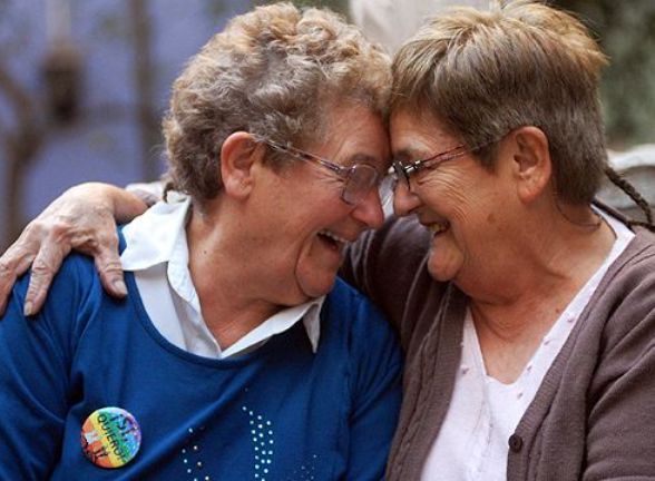 Norma Castillo y Ramona Arévalo, estandartes del activismo LGBT entre las personas mayores.