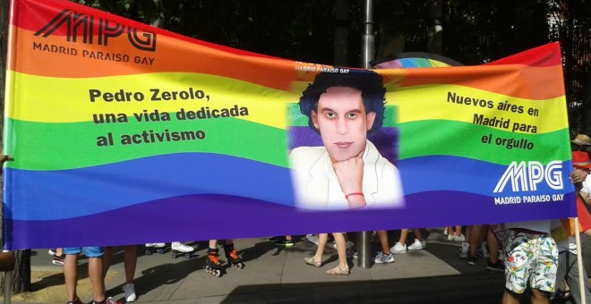 Pancarta en recuerdo de Zerolo en la Marcha del Orgullo