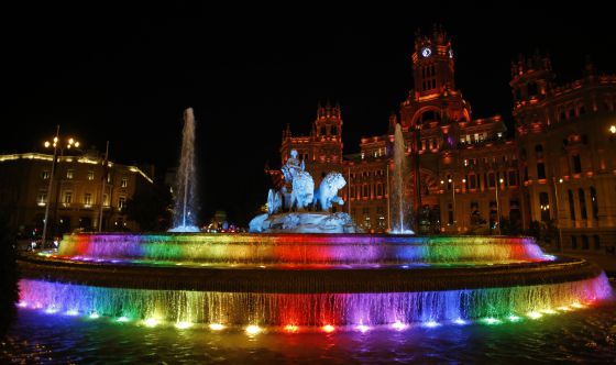 Plaza de Cibeles con la fuente iluminada con los colores del arcoíris