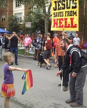Zea se situó frente al hombre en silencio sosteniendo una bandera multicolor que representa a la comunidad LGBT