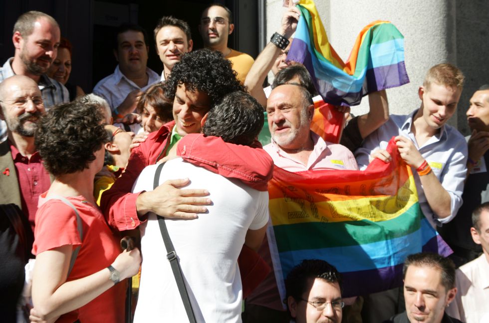 Zerolo abraza a un compañero a las puertas del Congreso tras la aprobación de la ley el 30 de junio de 2005