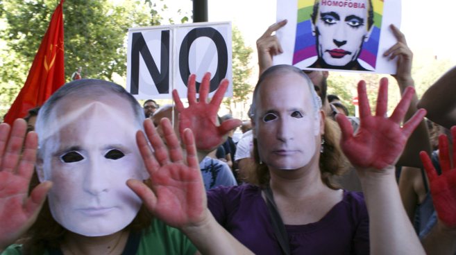 Manifestación en contra de la ley de propaganda homosexual frente a la embajada de Rusia en Madrid