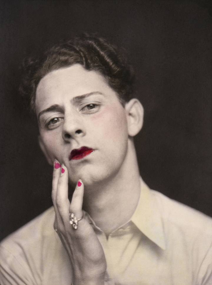 Hombre maquillado en una imagen de fotomatón en Estados Unidos, 1920