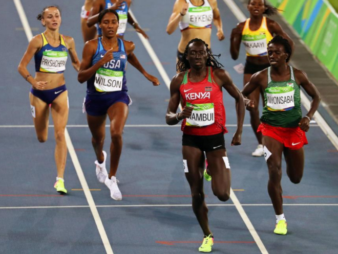 La keniana Margaret Wambui (c), durante las semifinales de 800 metros