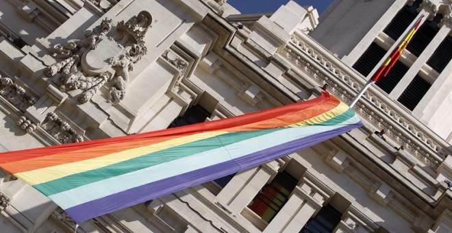 vista-de-la-bandera-arcoiris-desplegada-en-la-fachada-del-ayuntamiento-de-madrid