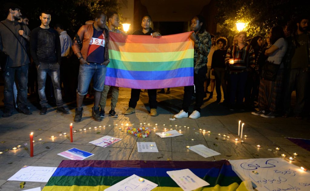 activistas-marroquies-participan-en-un-homenaje-a-las-victimas-del-tiroteo-de-un-club-gay-en-orlando-el-pasado-junio-en-rabat