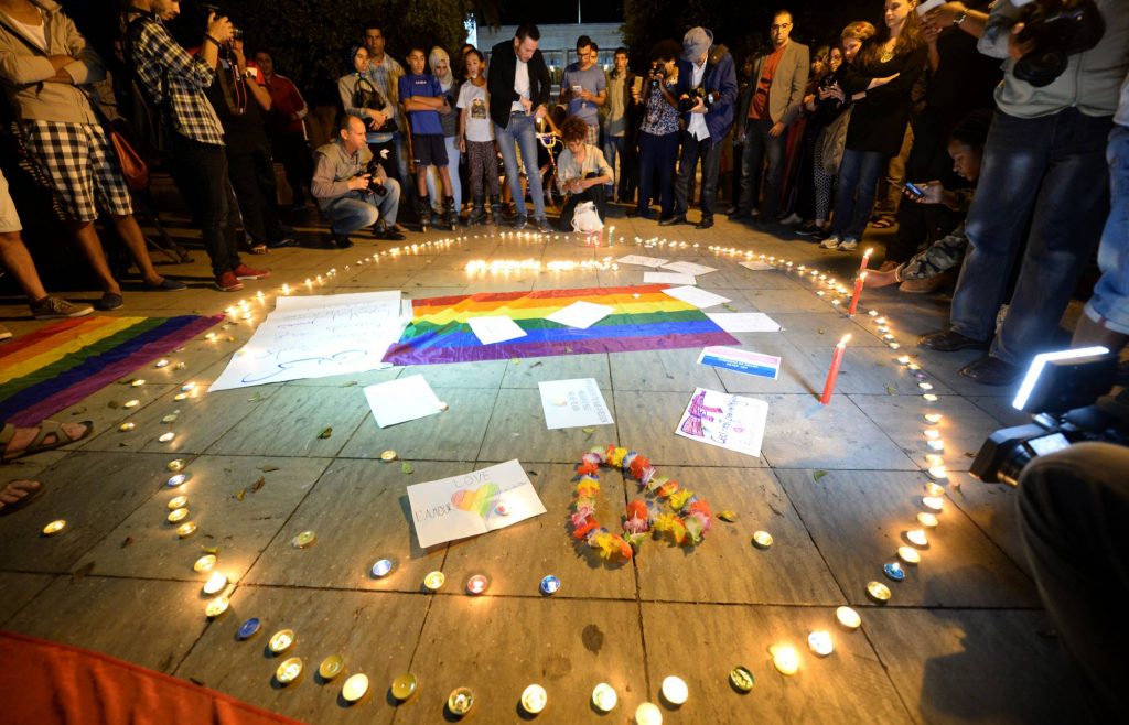 activistas-marroquies-participan-en-un-homenaje-a-las-victimas-del-tiroteo-de-un-club-gay-en-orlando-el-pasado-junio-en-rabat2