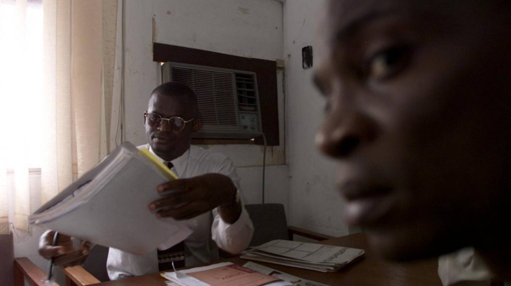 el-doctor-wole-daini-enfermo-de-sida-lee-el-informe-de-un-paciente-afectado-por-el-vih-en-lagos-nigeria