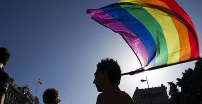 toni-poveda-presidente-de-la-federacion-estatal-de-gays-lesbianas-bisexuales-y-transexuales-posa-con-la-bandera-gay-en-una-imagen-de-archivo
