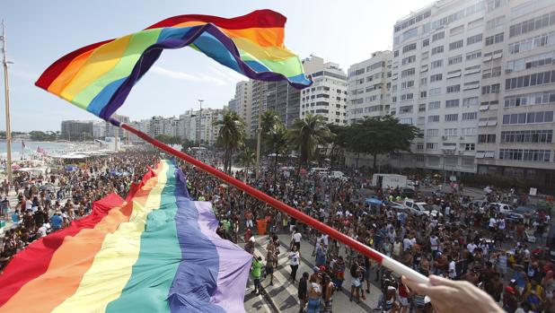 Miles de personas participan en un desfile del Orgullo de Lesbianas, Gais, Bisexuales y Transexuales