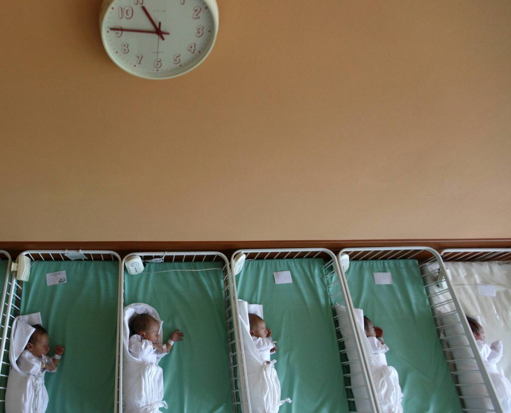 varios-recien-nacidos-en-la-maternidad-de-un-hospital-reuters