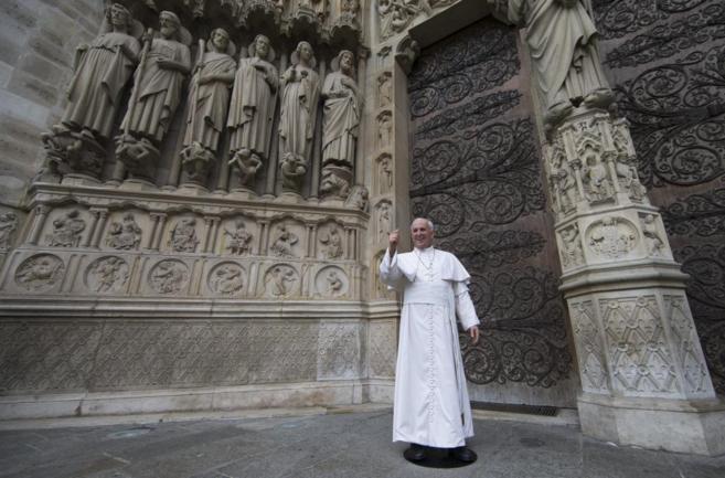 Una figura de cera del Papa Francisco, ante la catedral de Nôtre Dame. IAN LANGSDON EFE