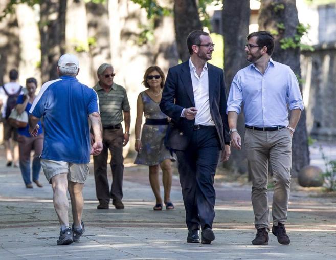 El alcalde de Vitoria, Javier Maroto (i) pasea con su novio Josema Rodríguez (d) por el parque del Prado en Vitoria.