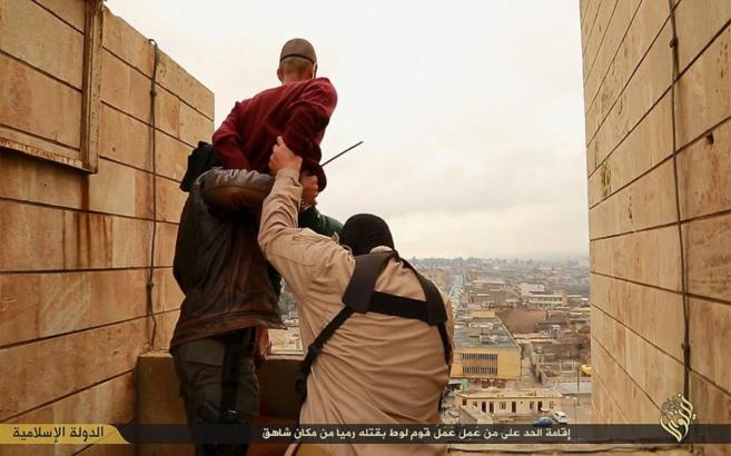Miembros del IS arrojan a un supuesto homosexual desde un edificio