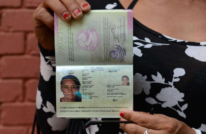 Monica Shahi sostiene su nuevo pasaporte