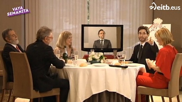 Como invitados, Mariano Rajoy en pantalla de plasma, Jaime Mayor-Oreja, Arantza Quiroga y Borja Semper comparten mesa en el convite