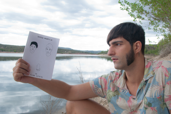 El escritor Óscar Espirita sujeta un ejemplar de su poemario ‘Niño marica’.