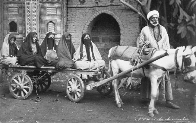 Familia polígama árabe a finales del siglo XIX. Es una práctica poco común entre los países musulmanes, aunque permitida.