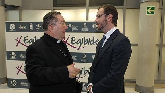 Javier Maroto, en una foto de archivo, con el obispo de Vitoria